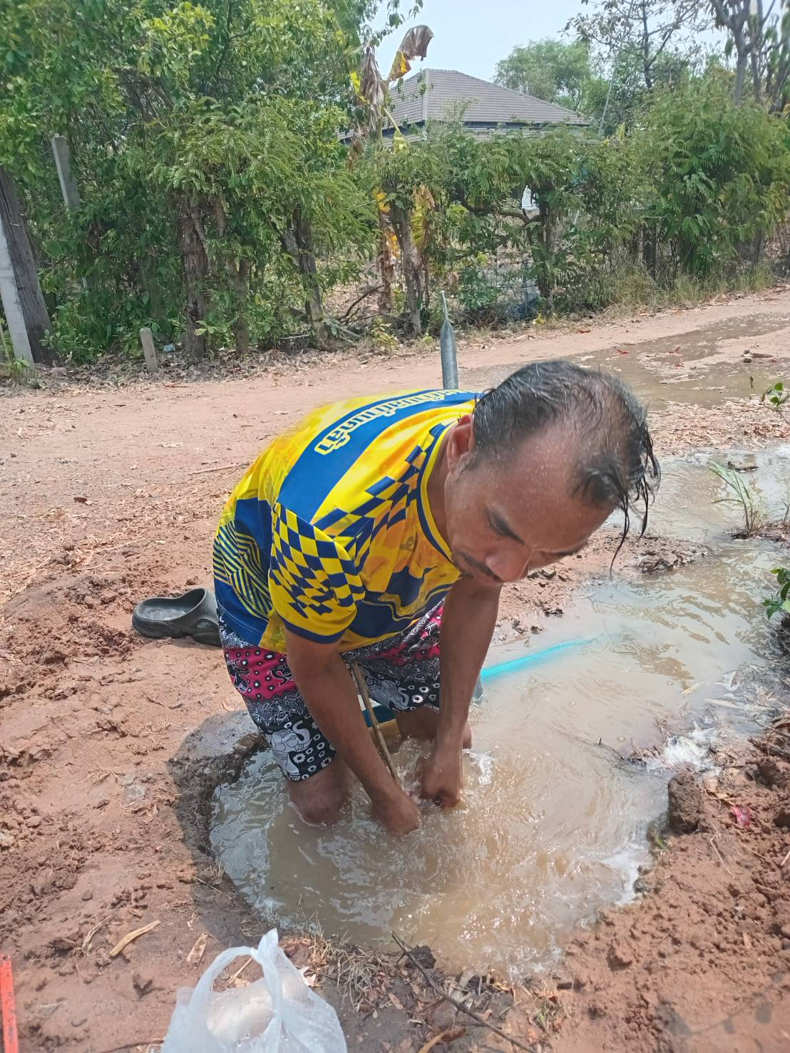 ดำเนินการออกซ่อมแซมไฟฟ้าสาธารณะ และท่อประปาแตกชำรุดในเขตพื้นที่ตำบลด่านคล้า
