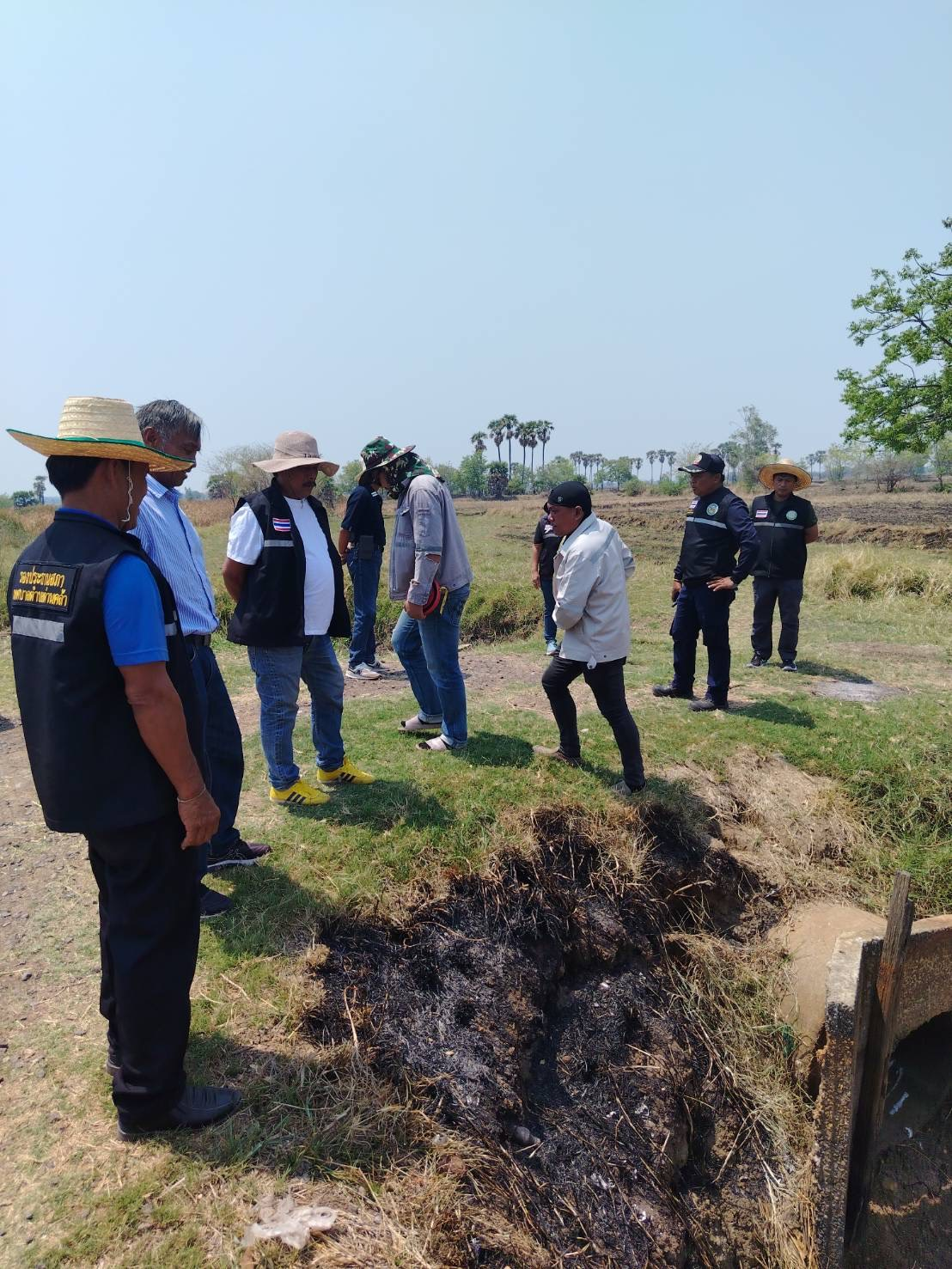 ลงพื้นที่สำรวจชี้จุดดำเนินการก่อสร้างถนนหินคลุกพร้อมวางท่อระบายน้ำ สายเหมืองหนองบัว บ้านด่าน ม.1