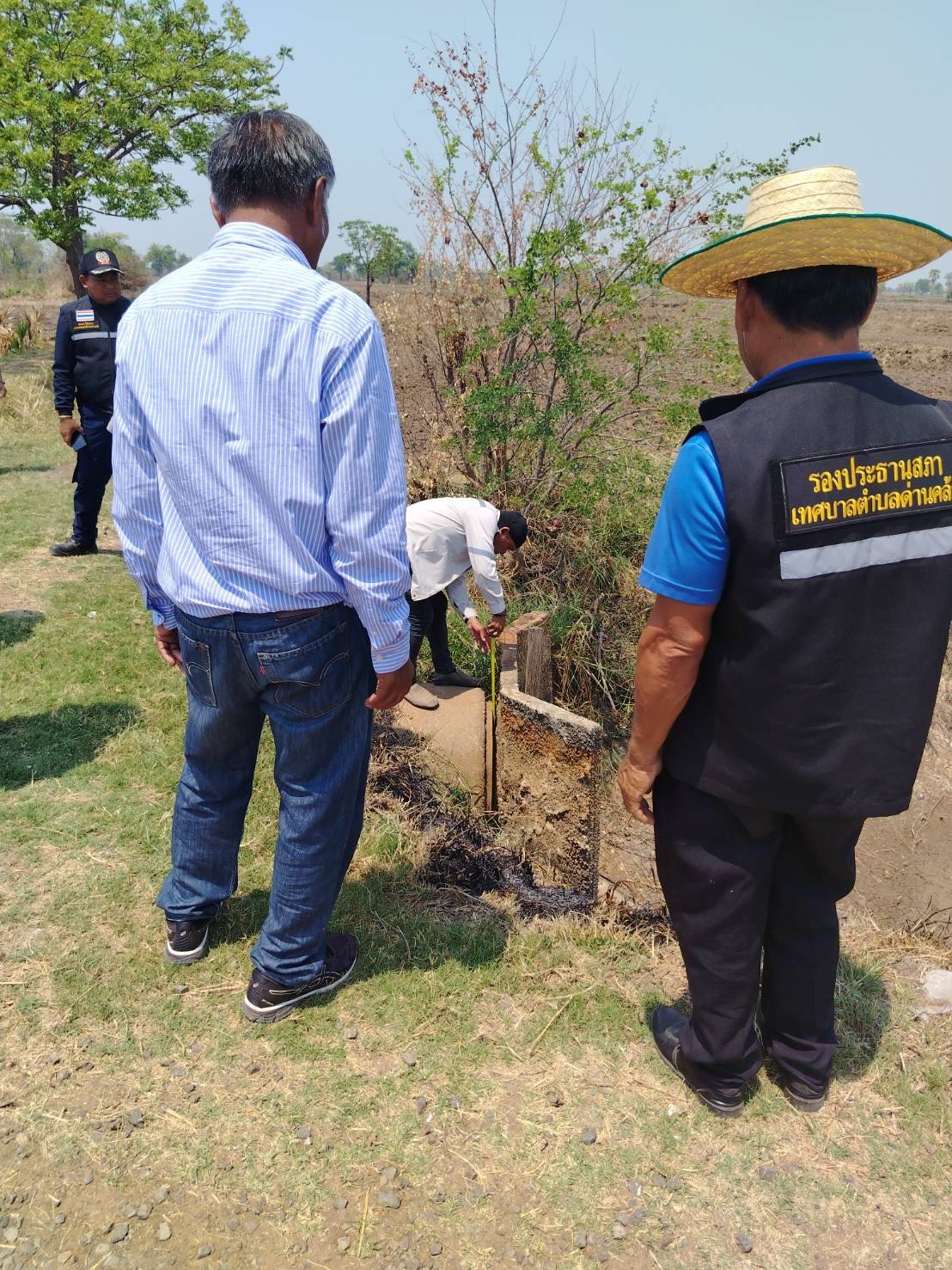ลงพื้นที่สำรวจชี้จุดดำเนินการก่อสร้างถนนหินคลุกพร้อมวางท่อระบายน้ำ สายเหมืองหนองบัว บ้านด่าน ม.1