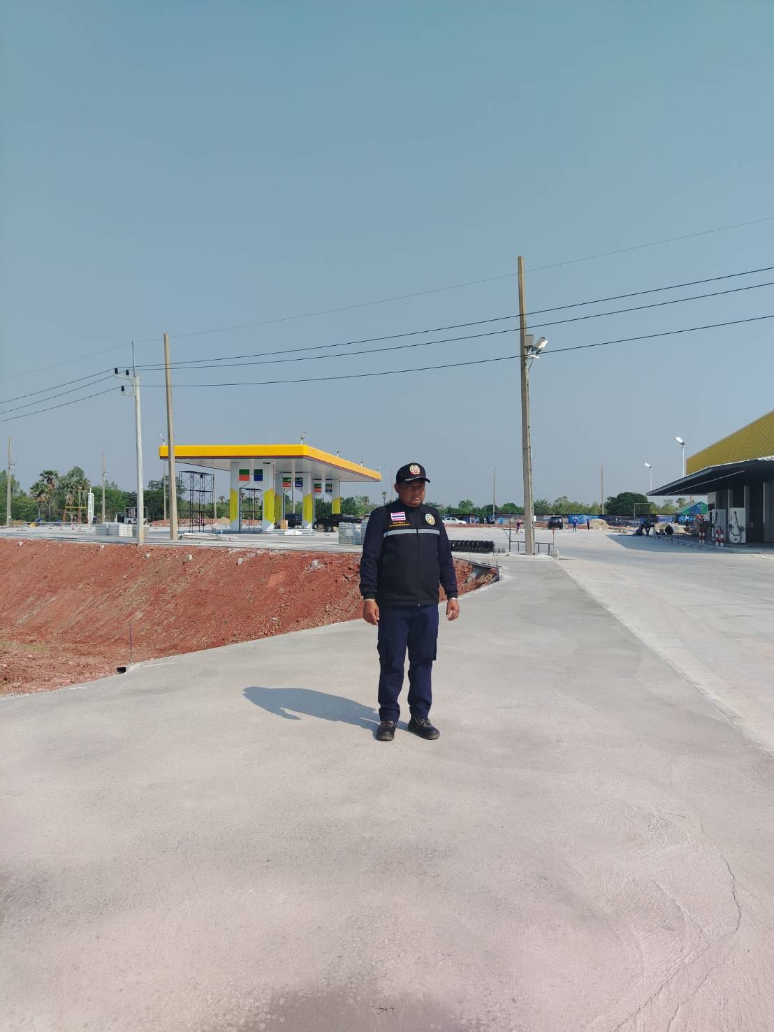 ลงพื้นที่สำรวจเส้นทางจราจร และสำรวจจุดติดตั้งสัญญาณไฟกระพริบตามจุดทางแยกหรือจุดเสี่ยงทั้ง 14 หมู่บ้าน
