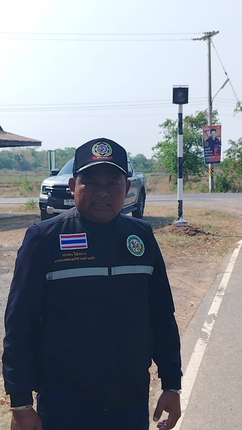 ลงพื้นที่สำรวจเส้นทางจราจร และสำรวจจุดติดตั้งสัญญาณไฟกระพริบตามจุดทางแยกหรือจุดเสี่ยงทั้ง 14 หมู่บ้าน