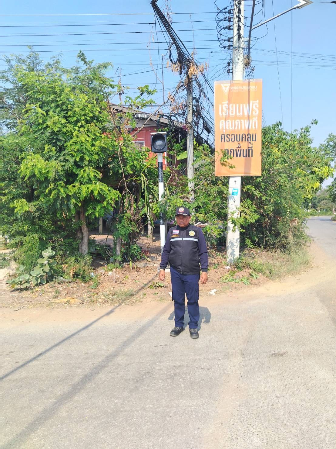ลงพื้นที่สำรวจเส้นทางจราจร และสำรวจจุดติดตั้งสัญญาณไฟกระพริบตามจุดทางแยกหรือจุดเสี่ยงทั้ง 14 หมู่บ้าน