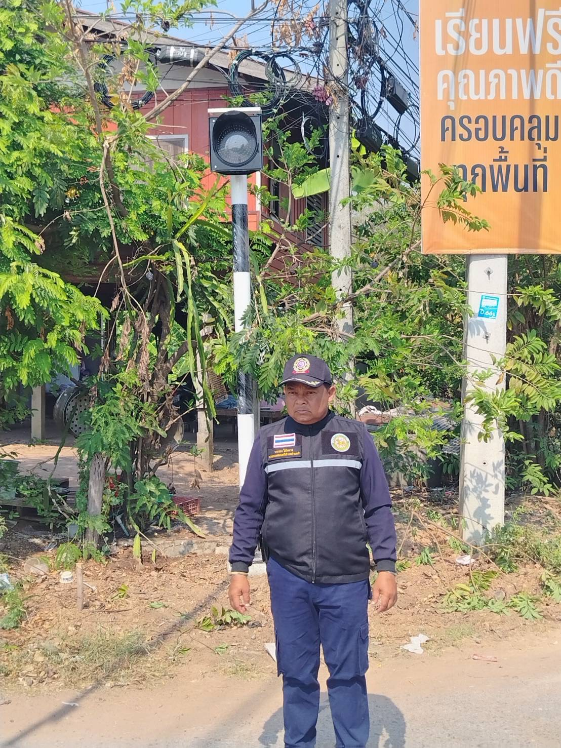 ลงพื้นที่สำรวจเส้นทางจราจร และสำรวจจุดติดตั้งสัญญาณไฟกระพริบตามจุดทางแยกหรือจุดเสี่ยงทั้ง 14 หมู่บ้าน