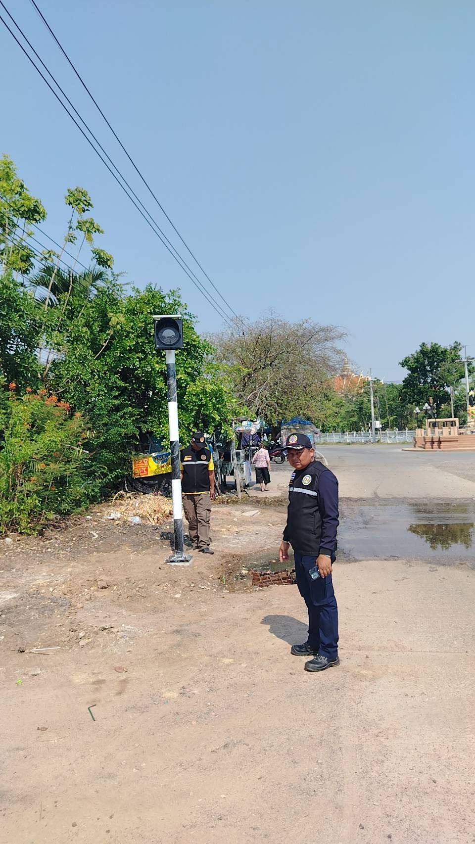 ลงพื้นที่สำรวจเส้นทางจราจร และสำรวจจุดติดตั้งสัญญาณไฟกระพริบตามจุดทางแยกหรือจุดเสี่ยงทั้ง 14 หมู่บ้าน