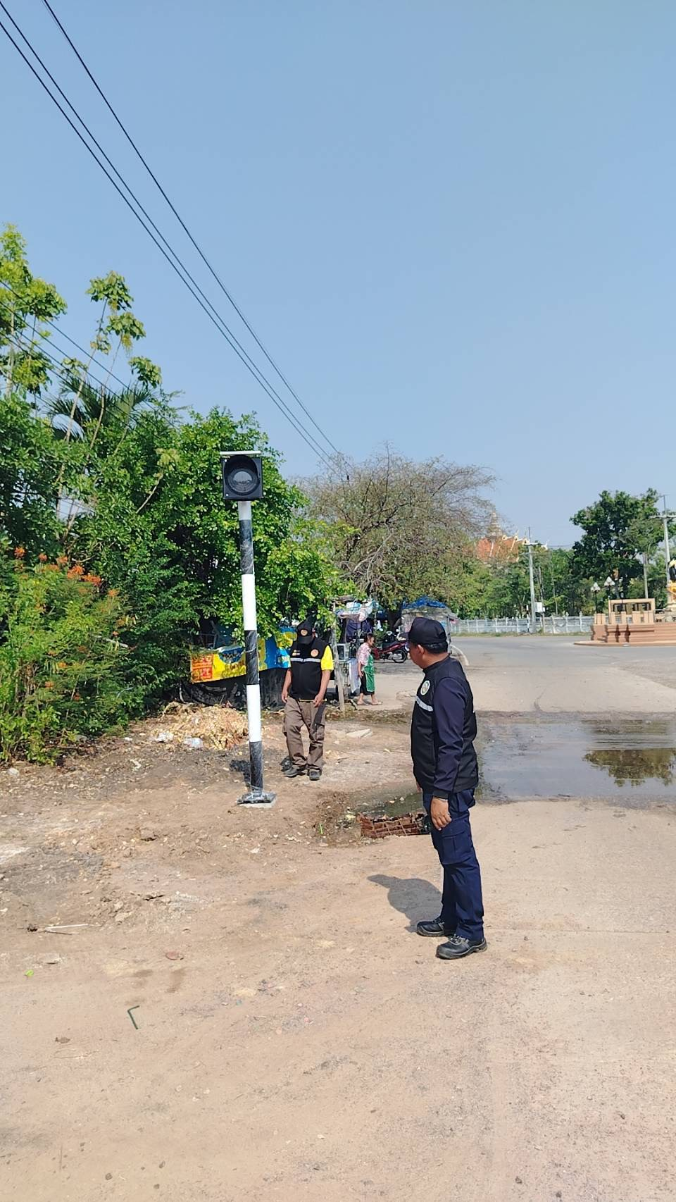 ลงพื้นที่สำรวจเส้นทางจราจร และสำรวจจุดติดตั้งสัญญาณไฟกระพริบตามจุดทางแยกหรือจุดเสี่ยงทั้ง 14 หมู่บ้าน