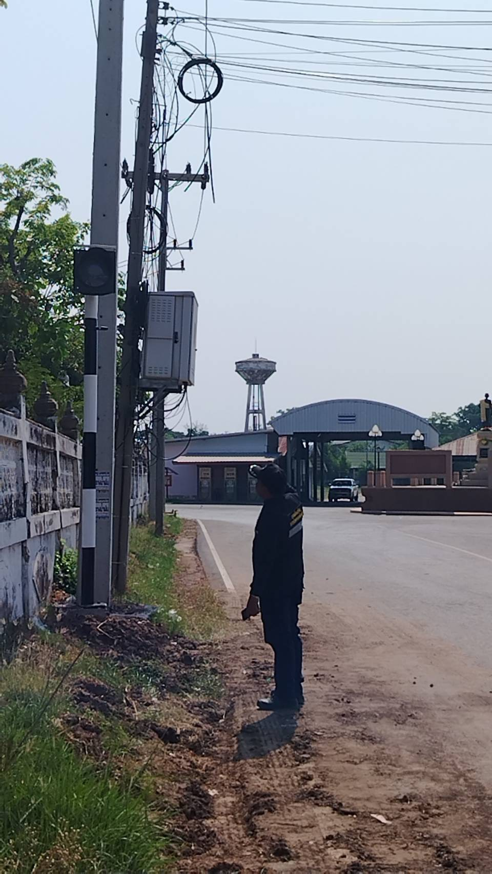 ลงพื้นที่สำรวจเส้นทางจราจร และสำรวจจุดติดตั้งสัญญาณไฟกระพริบตามจุดทางแยกหรือจุดเสี่ยงทั้ง 14 หมู่บ้าน