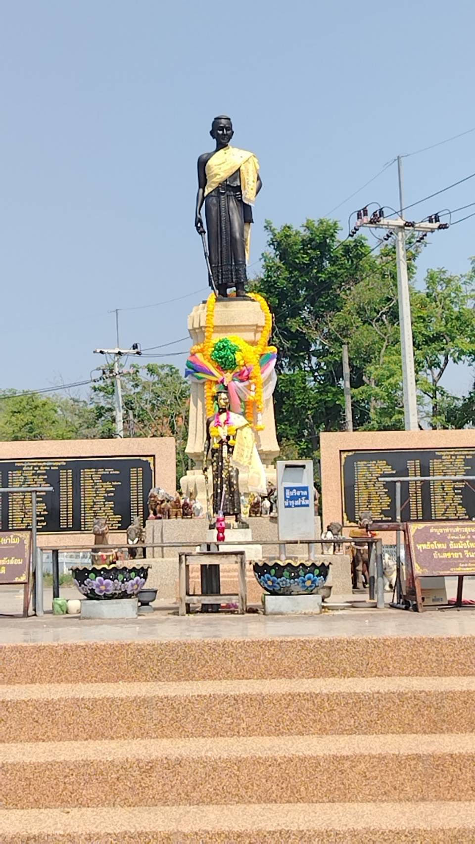 ลงพื้นที่สำรวจเส้นทางจราจร และสำรวจจุดติดตั้งสัญญาณไฟกระพริบตามจุดทางแยกหรือจุดเสี่ยงทั้ง 14 หมู่บ้าน