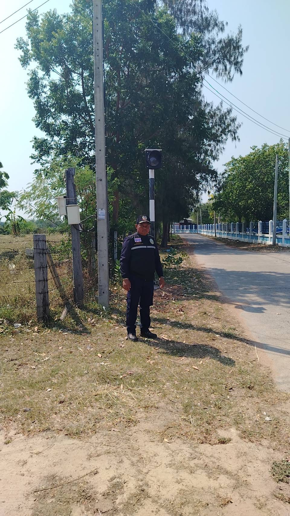 ลงพื้นที่สำรวจเส้นทางจราจร และสำรวจจุดติดตั้งสัญญาณไฟกระพริบตามจุดทางแยกหรือจุดเสี่ยงทั้ง 14 หมู่บ้าน