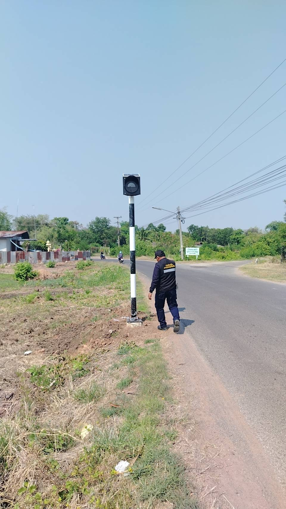 ลงพื้นที่สำรวจเส้นทางจราจร และสำรวจจุดติดตั้งสัญญาณไฟกระพริบตามจุดทางแยกหรือจุดเสี่ยงทั้ง 14 หมู่บ้าน