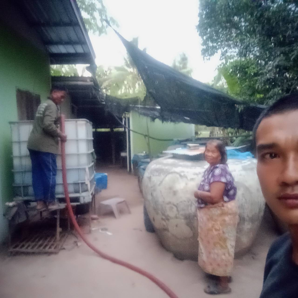 ลงพื้นที่ช่วยเหลือจ่ายน้ำประปา เพื่อบรรเทาความเดือดร้อนให้กับประชาชนในเบื้องต้น