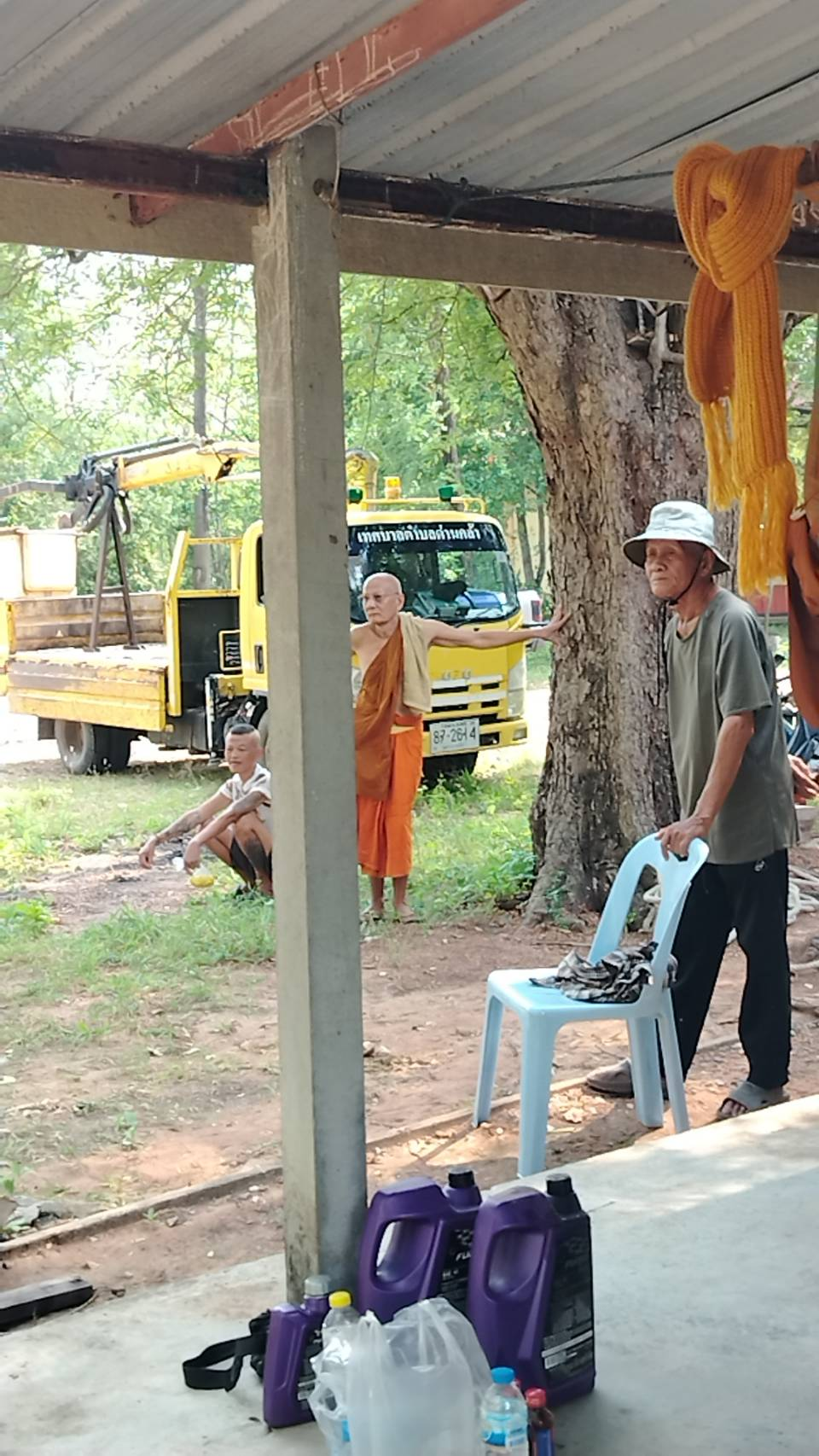 ลงพื้นที่ตัดต้นไม้ที่อาจเกิดอันตรายเมื่อมีพายุลมพัดแรง เพราะต้นไม้ผุกร่อนและอาจล้มทับสิ่งปลูกสร้าง ในวัดบ้านคอนน้อย หมู่ 9