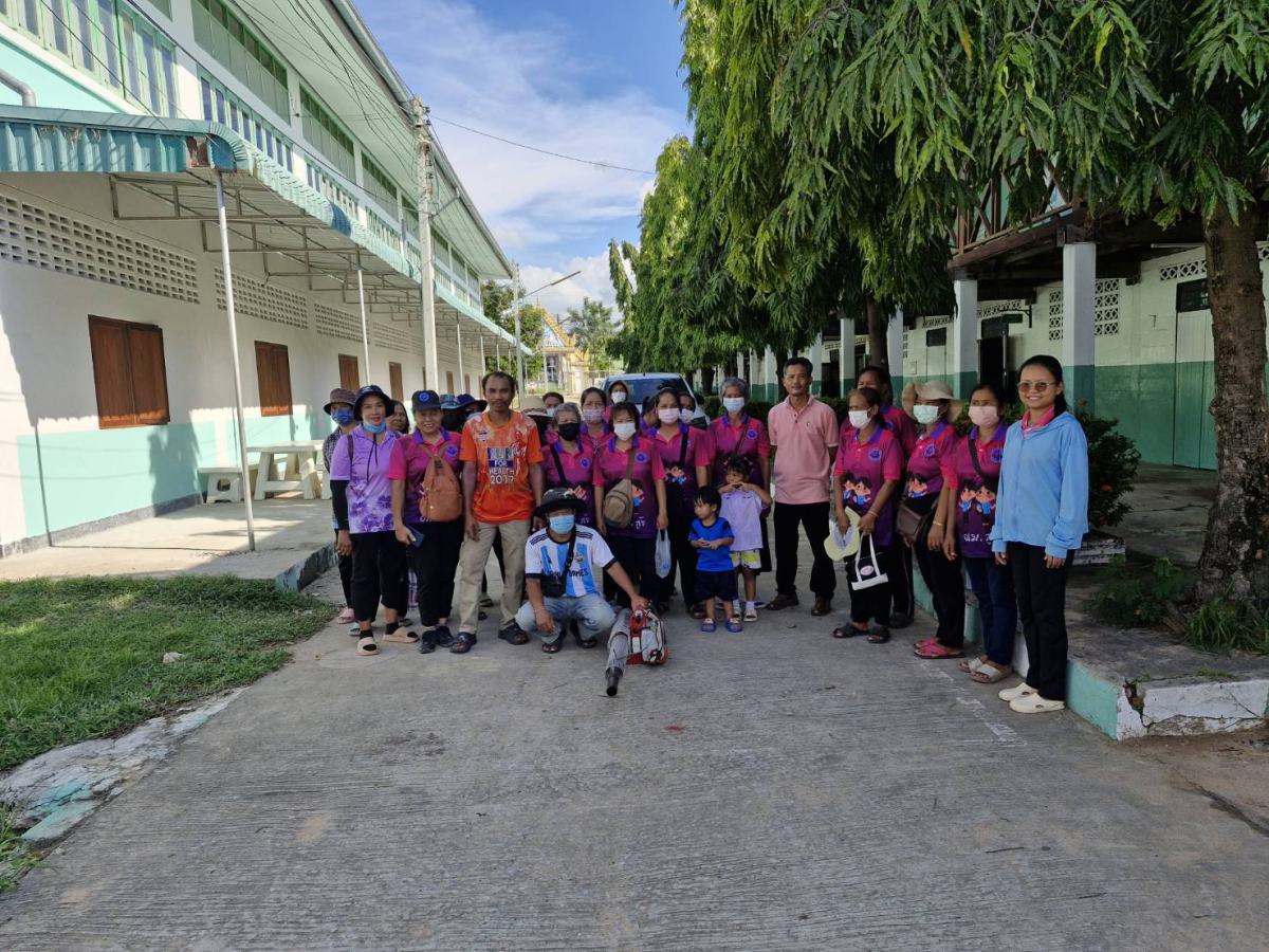 การฉีดพ่นหมอกควัน ณ โรงเรียนวัดบ้านด่านคนคบ และวัดบ้านด่านคนคบ ตามมาตรการควบคุมโรค พร้อมกำจัดแหล่งเพาะพันธุ์ยุงลายพาหะนำโรคไข้เลือดออก โดย อสม.