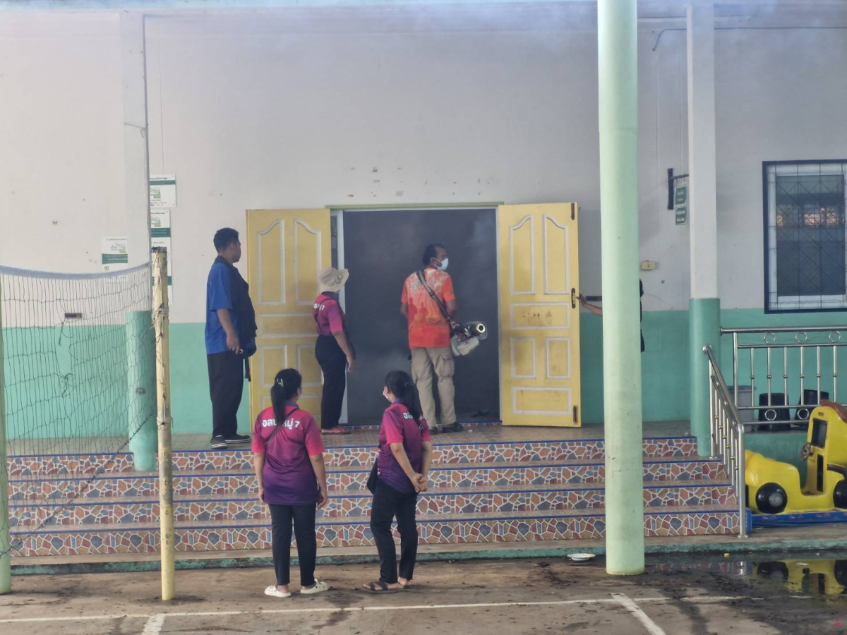 การฉีดพ่นหมอกควัน ณ โรงเรียนวัดบ้านด่านคนคบ และวัดบ้านด่านคนคบ ตามมาตรการควบคุมโรค พร้อมกำจัดแหล่งเพาะพันธุ์ยุงลายพาหะนำโรคไข้เลือดออก โดย อสม.