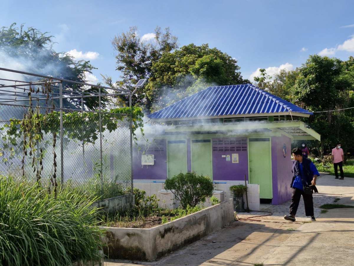 การฉีดพ่นหมอกควัน ณ โรงเรียนวัดบ้านด่านคนคบ และวัดบ้านด่านคนคบ ตามมาตรการควบคุมโรค พร้อมกำจัดแหล่งเพาะพันธุ์ยุงลายพาหะนำโรคไข้เลือดออก โดย อสม.