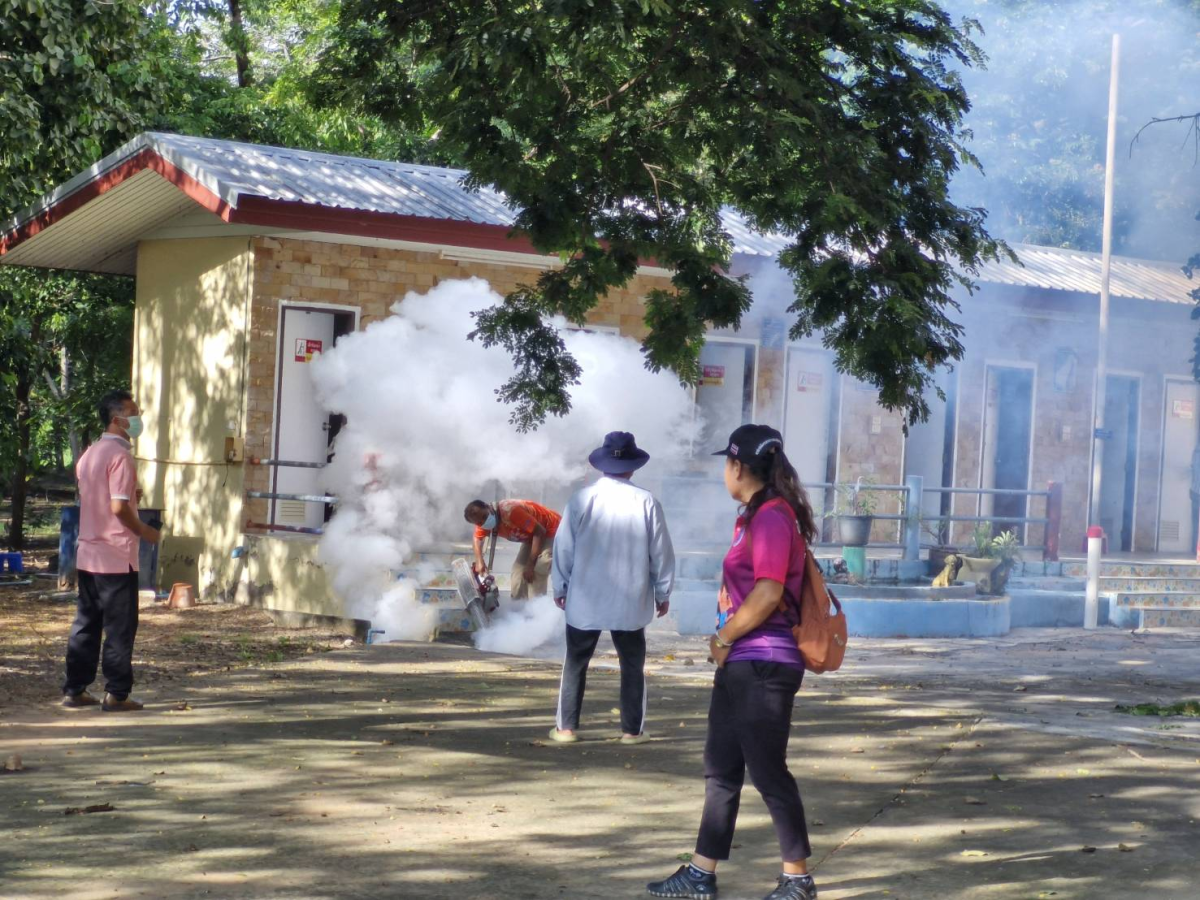การฉีดพ่นหมอกควัน ณ โรงเรียนวัดบ้านด่านคนคบ และวัดบ้านด่านคนคบ ตามมาตรการควบคุมโรค พร้อมกำจัดแหล่งเพาะพันธุ์ยุงลายพาหะนำโรคไข้เลือดออก โดย อสม.