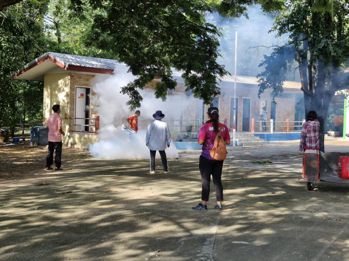 การฉีดพ่นหมอกควัน ณ โรงเรียนวัดบ้านด่านคนคบ และวัดบ้านด่านคนคบ ตามมาตรการควบคุมโรค พร้อมกำจัดแหล่งเพาะพันธุ์ยุงลายพาหะนำโรคไข้เลือดออก โดย อสม.